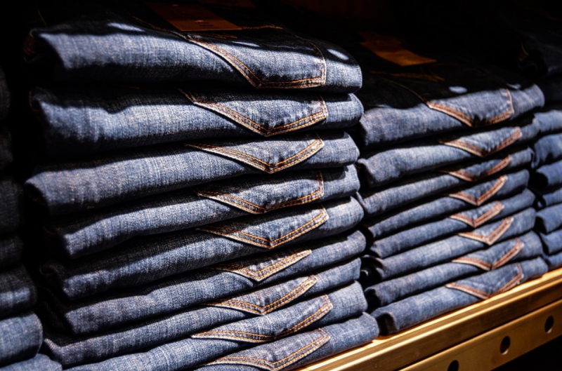 magasin-LANTOSQUE-min_jeans_pants_blue_shop_shopping_shelf_exhibition_buy-940702